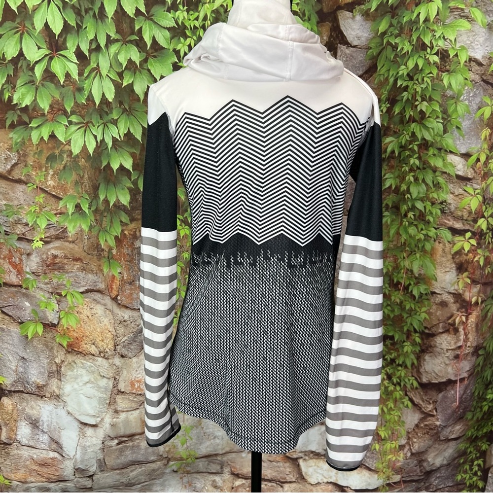 NIKE PRO Chevron Cream and Black Hooded Dri-Fit Pullover, M - Picture 7 of 12
